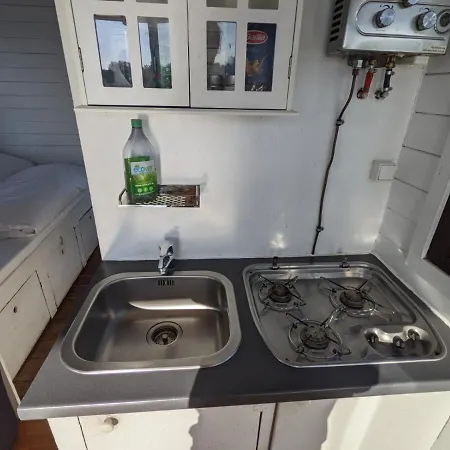 Gemuetliches Hausboot Mit Kamin In 船屋 *