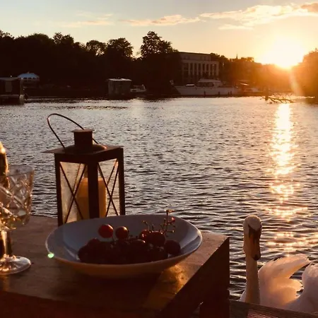 Botel Gemuetliches Hausboot Mit Kamin In *