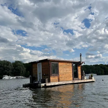 Gemuetliches Hausboot Mit Kamin In 船屋