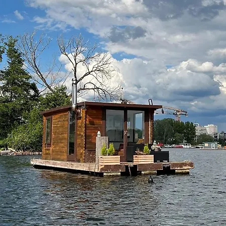 Gemuetliches Hausboot Mit Kamin In برلين